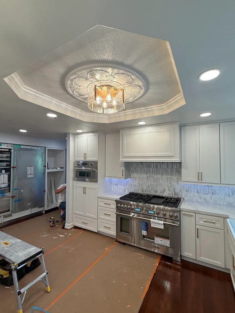 Chef kitchen with tile backsplash